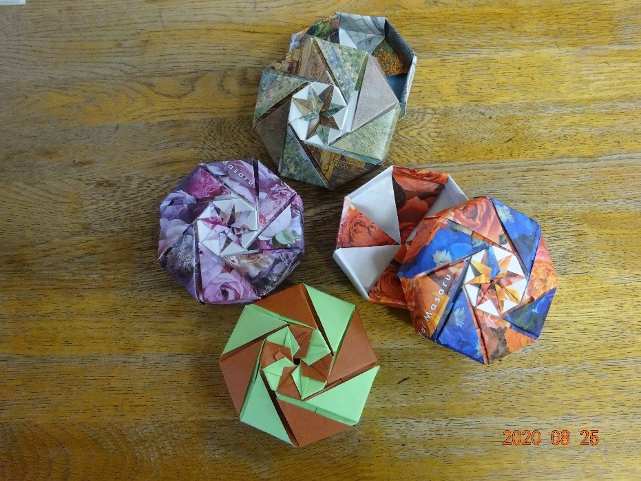 折り紙で折った色とりどりの八角形の箱が4つ写っている写真